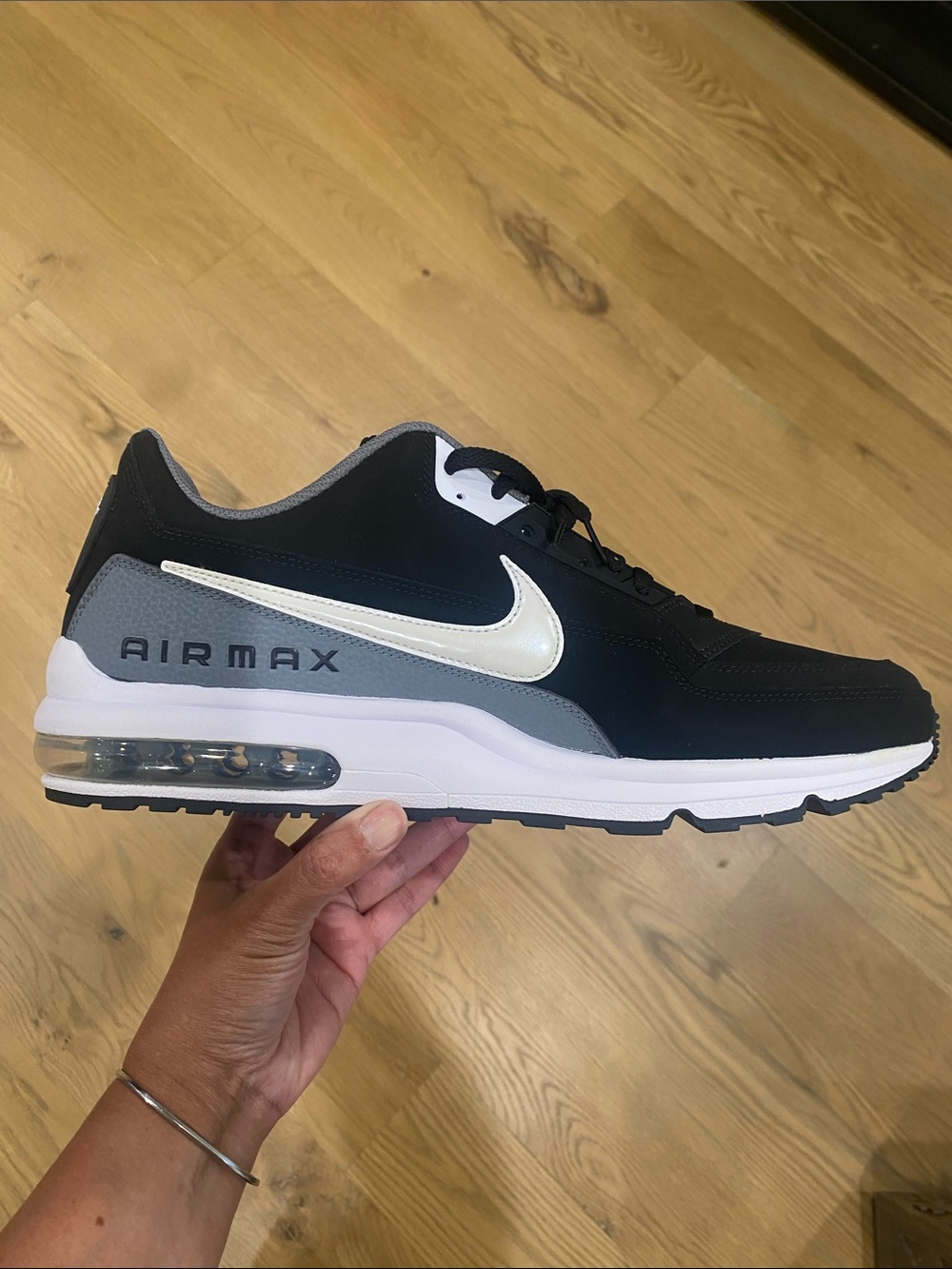 Nike Air Max Men's Black and White Running Sneakers - Picture 10 of 14